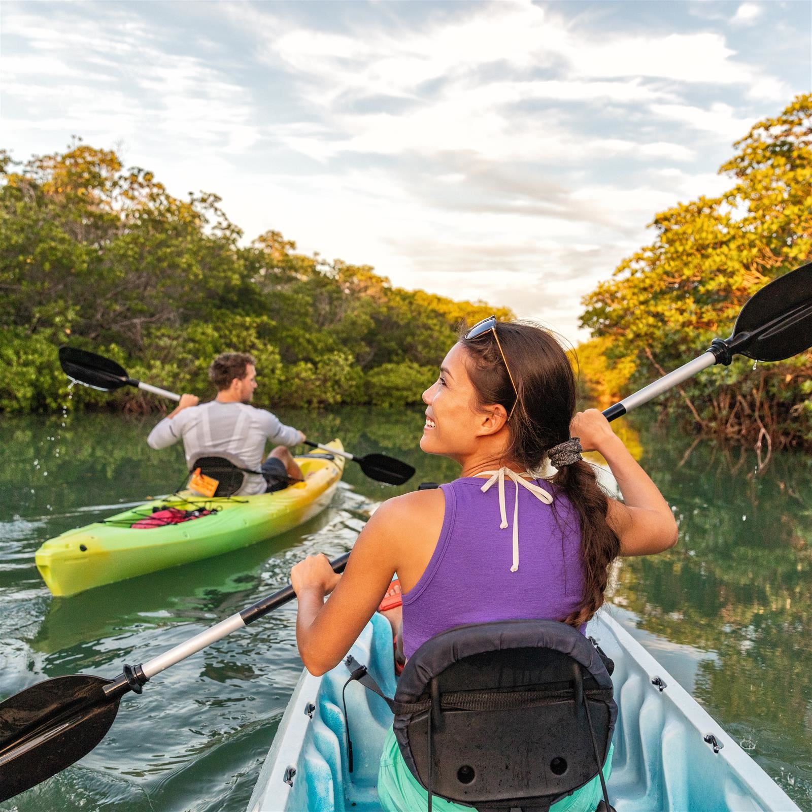 couple kayaking